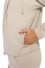 Cargar imagen en el visor de la galería, FREE MB FLEX CONFORT HOODED ZIP JACKET TAN