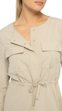 Cargar imagen en el visor de la galería, FREE MB STRETCH WOVEN SCOOP NECK DRESS KHAKI