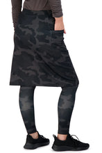 Cargar imagen en el visor de la galería, SNOGA ANKLE FIT 22” SKIRT LEGGING BLACK CAMO